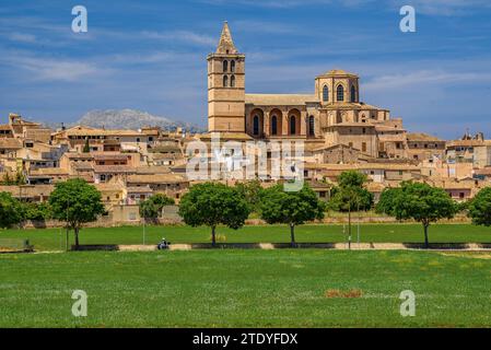 Kirche und Stadt Sineu an einem Frühlingsmittag (Mallorca, Balearen, Spanien) ESP: Iglesia y pueblo de Sineu en un mediodía de primavera (Mallorca) Stockfoto