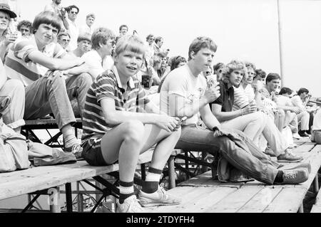 Rob Engering's Wish for Children on the Circuit, Circuit Zandvoort, Grand Prix, Children, Kid, Kinderheime, Kinderparty, Kinder, Zandvoort, 24-08-1984, Whizgle News aus der Vergangenheit, zugeschnitten auf die Zukunft. Erkunden Sie historische Geschichten, das Image der niederländischen Agentur aus einer modernen Perspektive, die die Lücke zwischen den Ereignissen von gestern und den Erkenntnissen von morgen überbrückt. Eine zeitlose Reise, die die Geschichten prägt, die unsere Zukunft prägen. Stockfoto