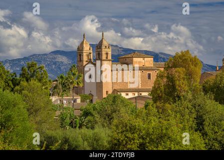 Kirche Sant COSME i Sant Damià in der Stadt Pina (Algaida), an einem Frühlingsmorgen. Im Hintergrund der Puig de Santa Magdalena (Mallorca, Spanien) Stockfoto