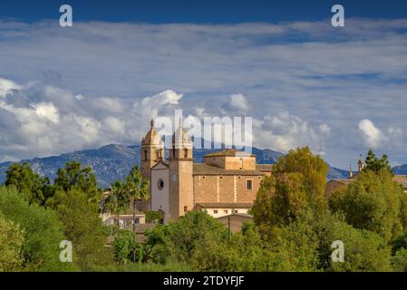 Kirche Sant COSME i Sant Damià in der Stadt Pina (Algaida), an einem Frühlingsmorgen. Im Hintergrund der Puig de Santa Magdalena (Mallorca, Spanien) Stockfoto