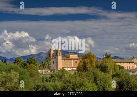 Kirche Sant COSME i Sant Damià in der Stadt Pina (Algaida), an einem Frühlingsmorgen. Im Hintergrund der Puig de Santa Magdalena (Mallorca, Spanien) Stockfoto