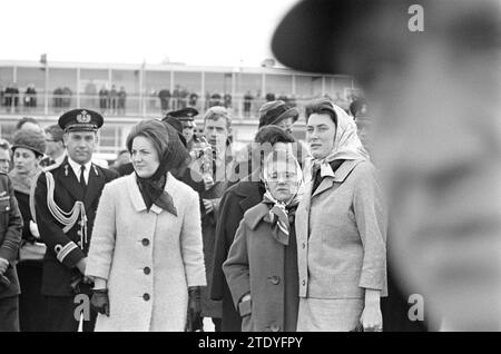 Königspaar und Prinzessin Beatrix sind von Schiphol aus nach Mexiko gefahren. Von links nach rechts Prinzessin Margriet, Prinzessin Christina und (mit Kopftuch) Wartende Martine van Loon-Labouchere ca. April 1964 Stockfoto