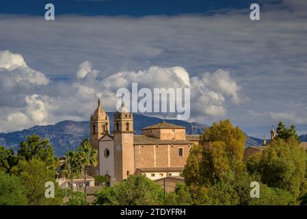 Kirche Sant COSME i Sant Damià in der Stadt Pina (Algaida), an einem Frühlingsmorgen. Im Hintergrund der Puig de Santa Magdalena (Mallorca, Spanien) Stockfoto