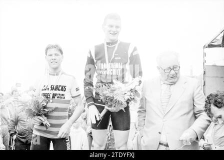 Finish North Holland Cycling Champion, Cycling, 23.05.1981, Whizgle News from the Past, Tailored for the Future. Erkunden Sie historische Geschichten, das Image der niederländischen Agentur aus einer modernen Perspektive, die die Lücke zwischen den Ereignissen von gestern und den Erkenntnissen von morgen überbrückt. Eine zeitlose Reise, die die Geschichten prägt, die unsere Zukunft prägen. Stockfoto