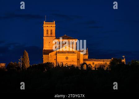 Kirche der Mare de Déu d'Atotxa von Ariany bei Nacht und blauer Stunde (Mallorca, Balearen, Spanien) ESP: Iglesia de la Virgen de Atocha de Ariany Stockfoto