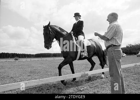 Dressurpferde, Sp'woude, Spaarnwoude, 14-08-1992, Whizgle News from the Past, maßgeschneidert für die Zukunft. Erkunden Sie historische Geschichten, das Image der niederländischen Agentur aus einer modernen Perspektive, die die Lücke zwischen den Ereignissen von gestern und den Erkenntnissen von morgen überbrückt. Eine zeitlose Reise, die die Geschichten prägt, die unsere Zukunft prägen. Stockfoto