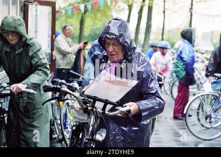 Start Evening 4-tägige Tour, Haarlem, Niederlande, 20-05-1996, Whizgle News from the Past, maßgeschneidert für die Zukunft. Erkunden Sie historische Geschichten, das Image der niederländischen Agentur aus einer modernen Perspektive, die die Lücke zwischen den Ereignissen von gestern und den Erkenntnissen von morgen überbrückt. Eine zeitlose Reise, die die Geschichten prägt, die unsere Zukunft prägen. Stockfoto