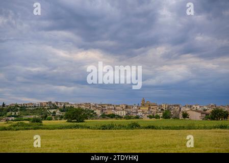 Stadt Montuiri an einem Nachmittag mit Sturmwolken über dem Dorf (Mallorca, Balearen, Spanien) ESP: Villa de Montuiri en una tarde con nubes Stockfoto