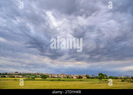 Stadt Montuiri an einem Nachmittag mit Sturmwolken über dem Dorf (Mallorca, Balearen, Spanien) ESP: Villa de Montuiri en una tarde con nubes Stockfoto