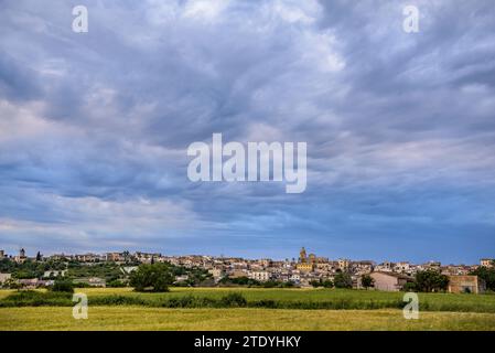 Stadt Montuiri an einem Nachmittag mit Sturmwolken über dem Dorf (Mallorca, Balearen, Spanien) ESP: Villa de Montuiri en una tarde con nubes Stockfoto