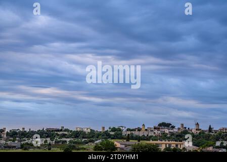 Stadt Montuiri an einem Nachmittag mit Sturmwolken über dem Dorf (Mallorca, Balearen, Spanien) ESP: Villa de Montuiri en una tarde con nubes Stockfoto