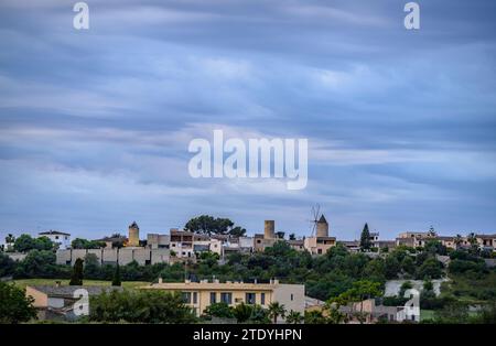 Stadt Montuiri an einem Nachmittag mit Sturmwolken über dem Dorf (Mallorca, Balearen, Spanien) ESP: Villa de Montuiri en una tarde con nubes Stockfoto