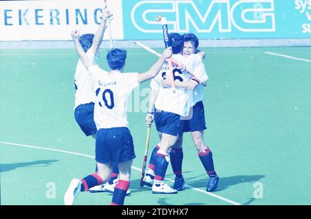 Hockeyspiel Bloemendaal-Amsterdam, 01-04-1995, Whizgle News from the Past, maßgeschneidert für die Zukunft. Erkunden Sie historische Geschichten, das Image der niederländischen Agentur aus einer modernen Perspektive, die die Lücke zwischen den Ereignissen von gestern und den Erkenntnissen von morgen überbrückt. Eine zeitlose Reise, die die Geschichten prägt, die unsere Zukunft prägen. Stockfoto