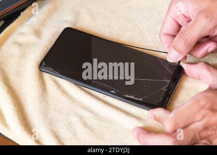 gelten die Smartphone-Bildschirm zu schützen Stockfoto