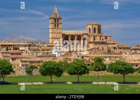 Kirche und Stadt Sineu an einem Frühlingsmittag (Mallorca, Balearen, Spanien) ESP: Iglesia y pueblo de Sineu en un mediodía de primavera (Mallorca) Stockfoto