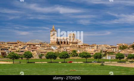 Kirche und Stadt Sineu an einem Frühlingsmittag (Mallorca, Balearen, Spanien) ESP: Iglesia y pueblo de Sineu en un mediodía de primavera (Mallorca) Stockfoto