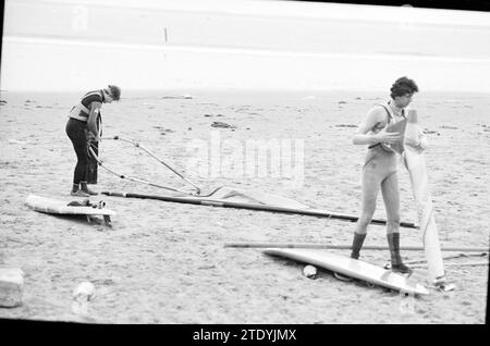 Genießen Sie frische Luft am IJmuiden Pier, Piers and Pier Construction, IJmuiden, Niederlande, 19-01-1986, Whizgle News from the Past, maßgeschneidert für die Zukunft. Erkunden Sie historische Geschichten, das Image der niederländischen Agentur aus einer modernen Perspektive, die die Lücke zwischen den Ereignissen von gestern und den Erkenntnissen von morgen überbrückt. Eine zeitlose Reise, die die Geschichten prägt, die unsere Zukunft prägen. Stockfoto