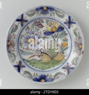 Runder Teller aus bunt bemalten Faience, Anonym, ca. 1760 - ca. 1800 Fowence Teller bunt bemalt mit Blumendekoration. Delft . Fowence-Platte, mehrfarbig bemalt, mit Blumendekoration. Delft . Stockfoto