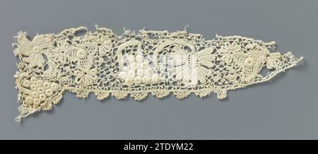 Streifen Häkelseite mit Blumen und Traubengutscheinen, anonym, ca. 1890 - ca. 1909 spitzer Streifen naturfarbener irischer Häkelseite. Muster mit Blumen und Trauben und einem gestrickten, unregelmäßigen Maschenboden mit Pikots. Die langen Seiten sind gerade ausgeführt und auf einer Seite mit pikotierten Bögen beschnitten. Ierland (möglicherweise) spitzer Streifen aus Baumwolle (Textil) mit naturfarbener irischer Häkelseite. Muster mit Blumen und Trauben und einem gestrickten, unregelmäßigen Maschenboden mit Pikots. Die langen Seiten sind gerade ausgeführt und auf einer Seite mit pikotierten Bögen beschnitten. Ierland (möglicherweise) Baumwolle (te Stockfoto