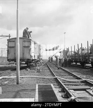 Vorbereitungsübung für die Notrufwache Amsterdam, die Opfer werden aus dem Wagen ca. April 1964 Stockfoto