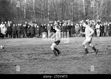 Das Fußballspiel wird zum Wasserballett. Royal HFC möglich gegen Old Internationals, Whizgle News from the Past, zugeschnitten auf die Zukunft. Erkunden Sie historische Geschichten, das Image der niederländischen Agentur aus einer modernen Perspektive, die die Lücke zwischen den Ereignissen von gestern und den Erkenntnissen von morgen überbrückt. Eine zeitlose Reise, die die Geschichten prägt, die unsere Zukunft prägen. Stockfoto