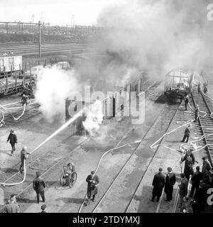 Bereitschaftsübung für die Emergency Watch Amsterdam, die Löscharbeiten auf dem Bahnhof in Watergraafsmeer ca. April 1964 Stockfoto