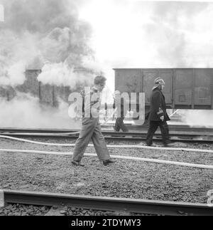 Bereitschaftsübung für die Emergency Watch Amsterdam, die Löscharbeiten auf dem Bahnhof in Watergraafsmeer ca. April 1964 Stockfoto