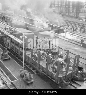 Bereitschaftsübung für die Emergency Watch Amsterdam, die Löscharbeiten auf dem Bahnhof in Watergraafsmeer ca. April 1964 Stockfoto