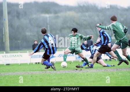 Fußball: Stormvogels - KBV, IJmuiden, IJmuiden, Niederlande, 14-03-1998, Whizgle News aus der Vergangenheit, zugeschnitten auf die Zukunft. Erkunden Sie historische Geschichten, das Image der niederländischen Agentur aus einer modernen Perspektive, die die Lücke zwischen den Ereignissen von gestern und den Erkenntnissen von morgen überbrückt. Eine zeitlose Reise, die die Geschichten prägt, die unsere Zukunft prägen. Stockfoto