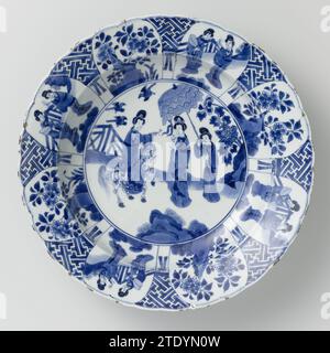 Schüssel mit Frauen in einem umzäunten Garten und blühenden Pflanzen in der Nähe eines Felsens, anonym, ca. 1680 - ca. 1720 Tiefe Schüssel aus Porzellan mit gelapptem Rand, in Unterlaze blau gemalt. Auf der Wohnung in einem Medaillon eine Frau (lange Lijs) auf einem Pferd in einem umzäunten Garten. Ihr gegenüber eine andere Frau mit einem Zweig in der Hand, hinter ihr ein Diener mit einem Sonnenschirm. Drei Vögel fliegen über ihnen. Wand und Rand mit acht gelappten Fächern mit wechselnden zwei Frauen, eine mit Ventilator, in einem umzäunten Garten oder blühenden Pflanzen in einem Felsen. Ein Hakenkreuzmuster und Bögen zwischen den Kartuschen. Der äußere Rand mit sechs Blumenreben. Das Ou Stockfoto