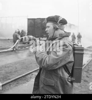 Bereitschaftsübung für die Emergency Watch Amsterdam, die Löscharbeiten auf dem Bahnhof in Watergraafsmeer ca. April 1964 Stockfoto