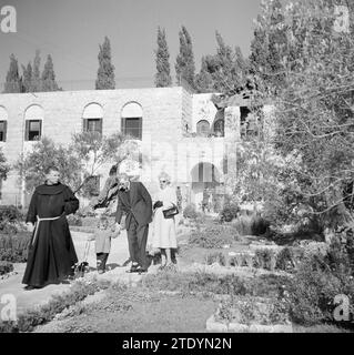 Mönch und Gläubige im Garten Gethsemane Ca. 1950-1955 Stockfoto