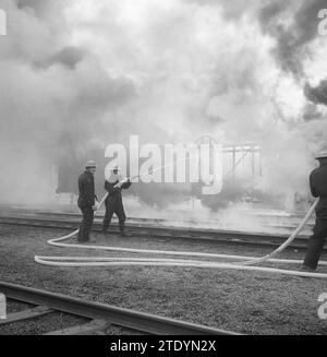 Bereitschaftsübung für die Emergency Watch Amsterdam, die Löscharbeiten auf dem Bahnhof in Watergraafsmeer ca. April 1964 Stockfoto