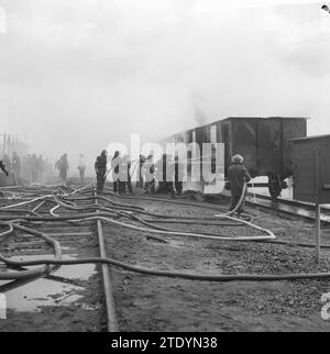 Bereitschaftsübung für die Emergency Watch Amsterdam, die Löscharbeiten auf dem Bahnhof in Watergraafsmeer ca. April 1964 Stockfoto