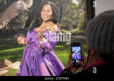 Washington Dc, Usa. Dezember 2023. Der Künstler Shawn Michael Warren malt ein Porträt von Oprah Winfrey, das am 18. Dezember 2023 in der National Portrait Gallery des Smithsonian ausgestellt wird. (Foto: Lenin Nolly/NurPhoto) Credit: NurPhoto SRL/Alamy Live News Stockfoto