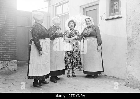 Theater Company Zandvoort, Theater, 24-02-1975, Whizgle News from the Past, maßgeschneidert für die Zukunft. Erkunden Sie historische Geschichten, das Image der niederländischen Agentur aus einer modernen Perspektive, die die Lücke zwischen den Ereignissen von gestern und den Erkenntnissen von morgen überbrückt. Eine zeitlose Reise, die die Geschichten prägt, die unsere Zukunft prägen. Stockfoto