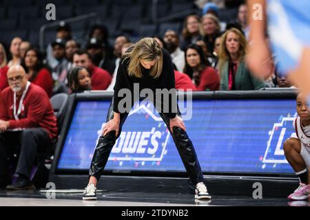 Charlotte, North Carolina, USA. Dezember 2023. Oklahoma Sooners Cheftrainer JENNIE BARANCZYK sieht das Spiel während des Jumpman Invitational (Foto: © Maxwell Vittorio/ZUMA Press Wire) NUR ZUR REDAKTIONELLEN VERWENDUNG AN! Nicht für kommerzielle ZWECKE! Stockfoto