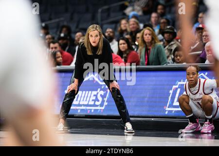 Charlotte, North Carolina, USA. Dezember 2023. Oklahoma Sooners Cheftrainer JENNIE BARANCZYK beobachtet das Spiel gegen die North Carolina Tar Heels während des Jumpman Invitational (Credit Image: © Maxwell Vittorio/ZUMA Press Wire) NUR ZUR REDAKTIONELLEN VERWENDUNG! Nicht für kommerzielle ZWECKE! Stockfoto