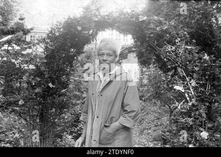 Mrs. Grainboom in Garten, Gärten und Parks, 10. 02.1985, Whizgle News aus der Vergangenheit, zugeschnitten auf die Zukunft. Erkunden Sie historische Geschichten, das Image der niederländischen Agentur aus einer modernen Perspektive, die die Lücke zwischen den Ereignissen von gestern und den Erkenntnissen von morgen überbrückt. Eine zeitlose Reise, die die Geschichten prägt, die unsere Zukunft prägen. Stockfoto