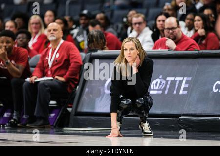 Charlotte, North Carolina, USA. Dezember 2023. Oklahoma Sooners Cheftrainer JENNIE BARANCZYK sieht sich das Jumpman Invitational-Spiel gegen die Tar Heels in North Carolina an (Bild: © Maxwell Vittorio/ZUMA Press Wire) NUR FÜR REDAKTIONELLE ZWECKE! Nicht für kommerzielle ZWECKE! Stockfoto