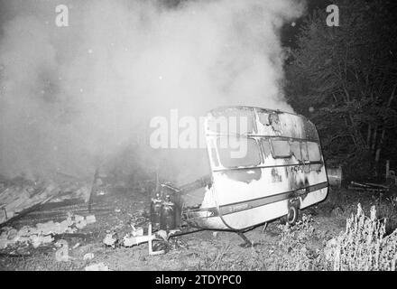 Feuer, Zeeweg, Beverwijk in Heuscheune, Feuer, Feuerwehr, Beverwijk, Zeeweg, Niederlande, 13-08-1972, Whizgle News from the Past, maßgeschneidert für die Zukunft. Erkunden Sie historische Geschichten, das Image der niederländischen Agentur aus einer modernen Perspektive, die die Lücke zwischen den Ereignissen von gestern und den Erkenntnissen von morgen überbrückt. Eine zeitlose Reise, die die Geschichten prägt, die unsere Zukunft prägen. Stockfoto