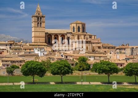 Kirche und Stadt Sineu an einem Frühlingsmittag (Mallorca, Balearen, Spanien) ESP: Iglesia y pueblo de Sineu en un mediodía de primavera (Mallorca) Stockfoto