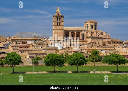 Kirche und Stadt Sineu an einem Frühlingsmittag (Mallorca, Balearen, Spanien) ESP: Iglesia y pueblo de Sineu en un mediodía de primavera (Mallorca) Stockfoto