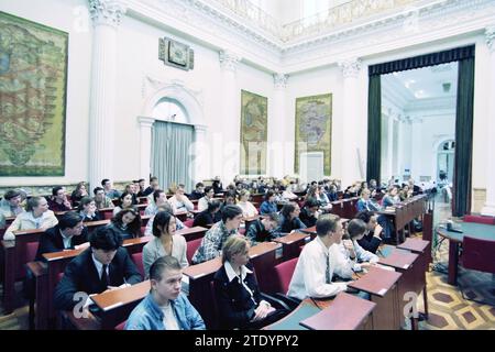 Studentenparlament, Haarlem, Niederlande, 03-02-1999, Whizgle News from the Past, maßgeschneidert für die Zukunft. Erkunden Sie historische Geschichten, das Image der niederländischen Agentur aus einer modernen Perspektive, die die Lücke zwischen den Ereignissen von gestern und den Erkenntnissen von morgen überbrückt. Eine zeitlose Reise, die die Geschichten prägt, die unsere Zukunft prägen. Stockfoto