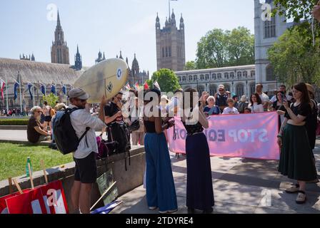 London Britain, 2023 stoppt Rosebank-Ölaktivisten am Parliament Square, während sie einen Protest gegen die Entwicklung einer neuen Nordsee-Ölpipeline halten Stockfoto