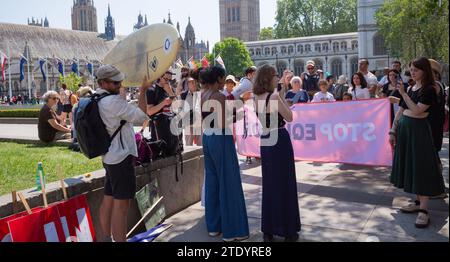 London Britain, 2023 stoppt Rosebank-Ölaktivisten am Parliament Square, während sie einen Protest gegen die Entwicklung einer neuen Nordsee-Ölpipeline halten Stockfoto