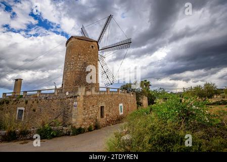 Die Windmühle Molí d'en Blanc unter einem Himmel mit bedrohlichen Sturmwolken (Mallorca, Balearen, Spanien) ESP: El Molino d'en Blanc, Mallorca, España Stockfoto