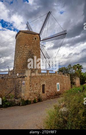 Die Windmühle Molí d'en Blanc unter einem Himmel mit bedrohlichen Sturmwolken (Mallorca, Balearen, Spanien) ESP: El Molino d'en Blanc, Mallorca, España Stockfoto