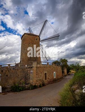 Die Windmühle Molí d'en Blanc unter einem Himmel mit bedrohlichen Sturmwolken (Mallorca, Balearen, Spanien) ESP: El Molino d'en Blanc, Mallorca, España Stockfoto