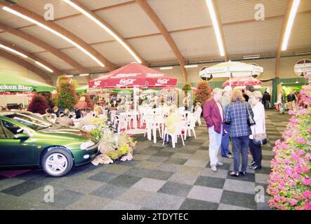 Rollstuhltennis in der Sporthalle mit Festlichkeiten in der Lobby, 00-09-1996, Whizgle News from the Past, maßgeschneidert für die Zukunft. Erkunden Sie historische Geschichten, das Image der niederländischen Agentur aus einer modernen Perspektive, die die Lücke zwischen den Ereignissen von gestern und den Erkenntnissen von morgen überbrückt. Eine zeitlose Reise, die die Geschichten prägt, die unsere Zukunft prägen. Stockfoto